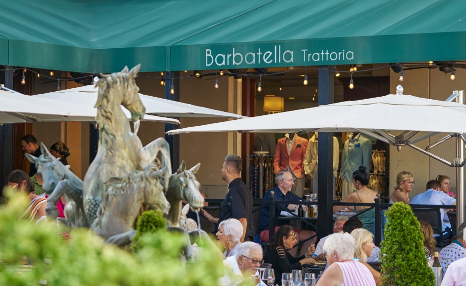 Outdoor Restaurants in Downtown Naples 